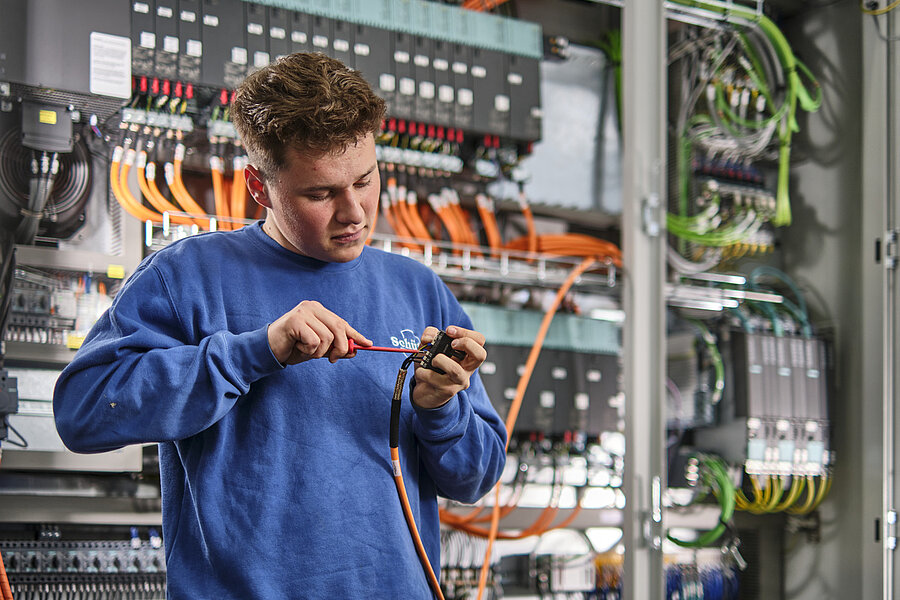Elektroniker bei der Arbeit am Schaltschrank